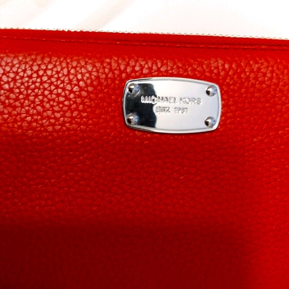Michael kors red wallet. - Picture 1 of 1